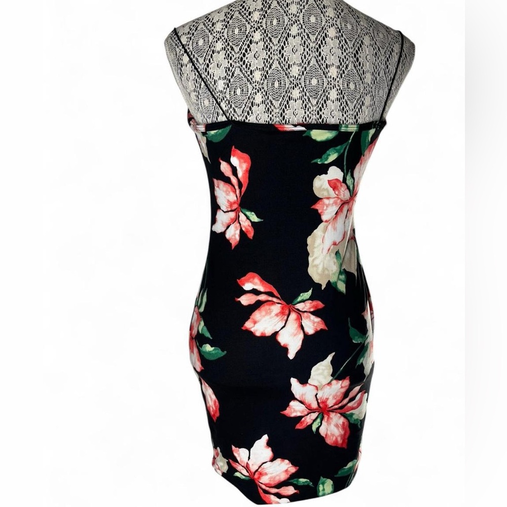 Chic Strapless Floral Dress in Black and Pink - Picture 2 of 6